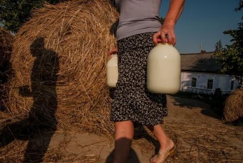 Дочка сняла обычную жизнь своих родителей в русской глубинке - ее снимки напечатали в National Geographic. 06