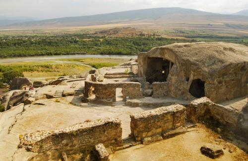 Уплисцихе.  Грузия.  Древний пещерный город уплисцихе находится в 10 километрах от гори и высечен в скалах на берегу реки куры. 03