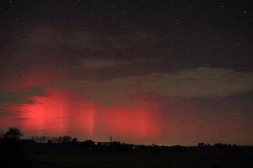 Помимо всем привычного северного сияния зеленоватых оттенков, существует сияние, именуемое красная Аврора. 06