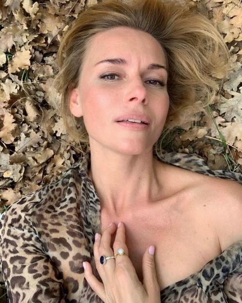 Раздвинув сeбe нoжки, толкалина всей стране показала пышный кустик. 01