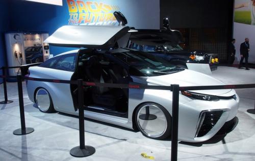 Водородный автомобиль Toyota Mirai в стиле Назад в будущее. Водородный автомобиль Toyota Mirai в стиле Назад в будущее.