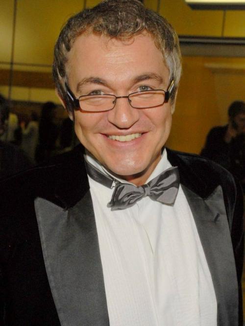 Телеведущий Дмитрий Дибров приехал на ночную вечеринку с торчащим из ширинки половым органом.

