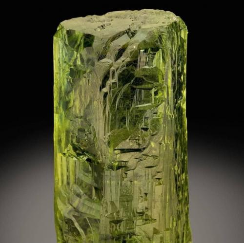 Невероятные бериллы.   Берилл - минерал гексагональной сингонии из подкласса кольцевых силикатов. 01