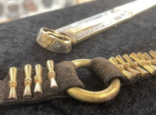 На раскопках в руинах древнего города Ани обнаружили массивный золотой пояс. 01