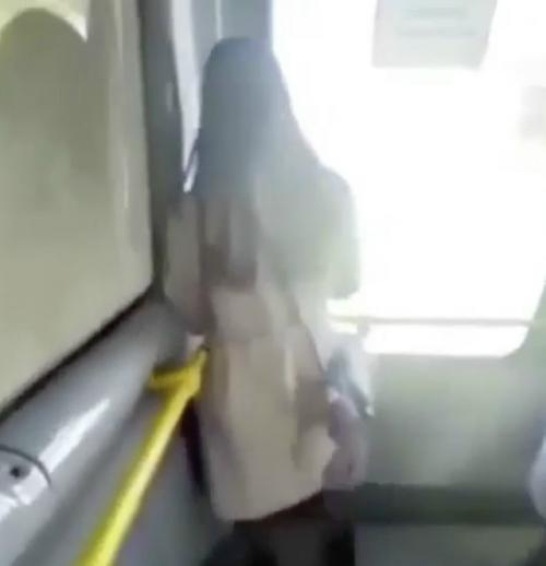 Девушка хотела сделать обнаженную фотоссесию в автобусе.
