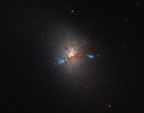 Астрономы полагают, что голодная галактика уничтожает соседей. Астрономы полагают, что голодная галактика уничтожает соседей.