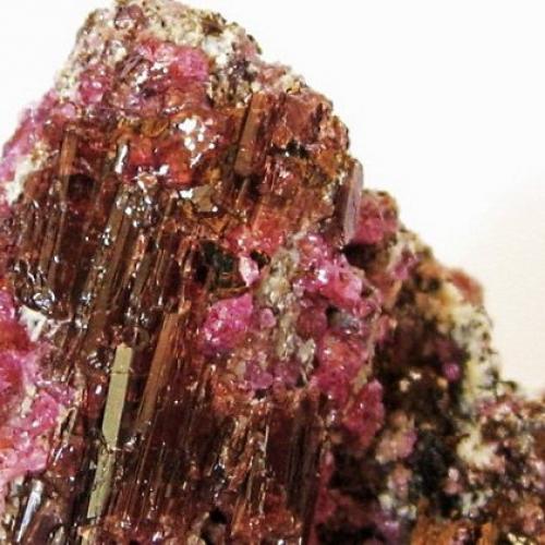 Самым дорогим и самым редким минералом на Земле считается пейнит. 01