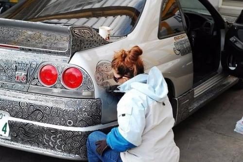 Супружеская пара превратила свой самый обычный на вид автомобиль Nissan Skyline GTR в настоящее произведение искусства. 01