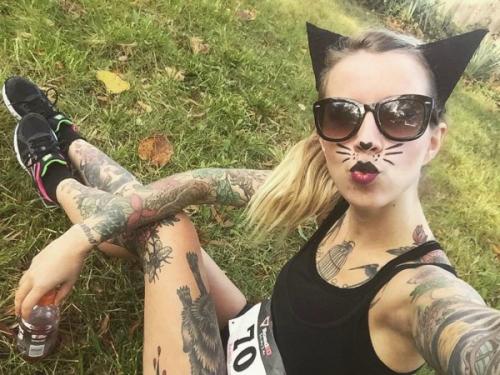 Самостоятельная, независимая, плюс 40 кошек. 03