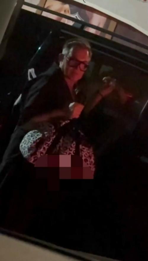 Телеведущий Дмитрий Дибров приехал на ночную вечеринку с торчащим из ширинки половым органом. 03