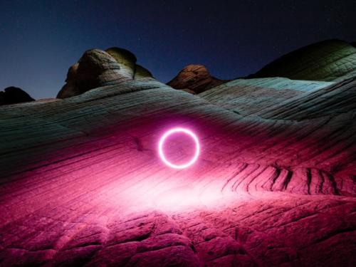 Рубен Ву запрограммировал дрон с фонариком, чтобы создать искусственное освещение в естественной обстановке. 02