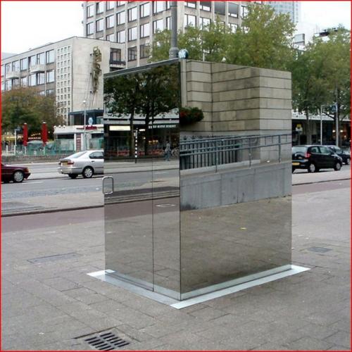 Интересный факт!  Дизайнер зеркального туалета Моника бонвичини, родом из Венеции, назвала свое творение Не Теряй ни Секунды. 03