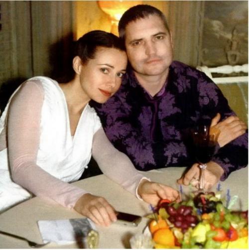 Теперь понятно, почему Гусева так редко появляется на публике с мужем. 02