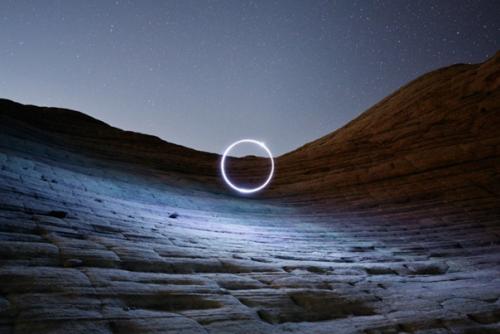 Рубен Ву запрограммировал дрон с фонариком, чтобы создать искусственное освещение в естественной обстановке. 03