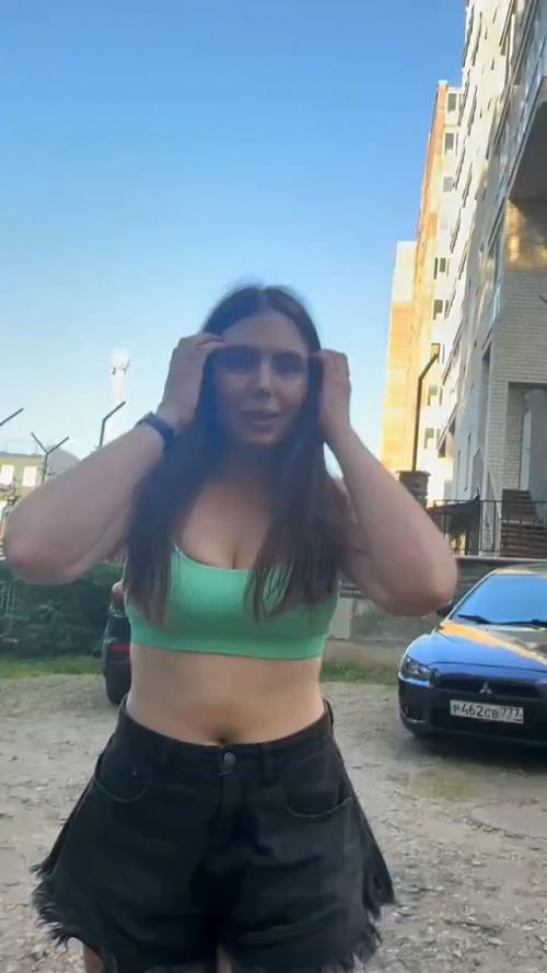 Таксист столкнулся с нетрезвыми женщинами, которые заняли места в машине, держа грязные пакеты.  