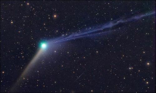 Двухвостая комета Каталина к земле приближается.