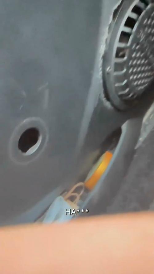 Таксист столкнулся с нетрезвыми женщинами, которые заняли места в машине, держа грязные пакеты. 01