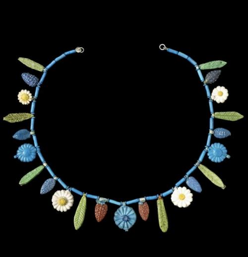 Древнеегипетское ожерелье из глазурованных фигурных фаянсовых бусин, около 1550-1292 гг. до нашей эры.
