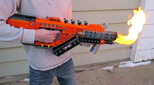 Американец огнемет из Lego собрал.