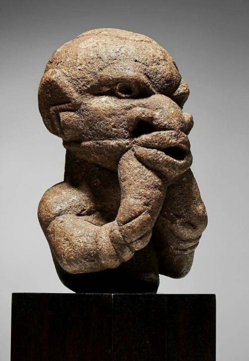 Номоли.
Один из самых необычных артефактов, найденных в западной Африке - статуэтки номоли.  
