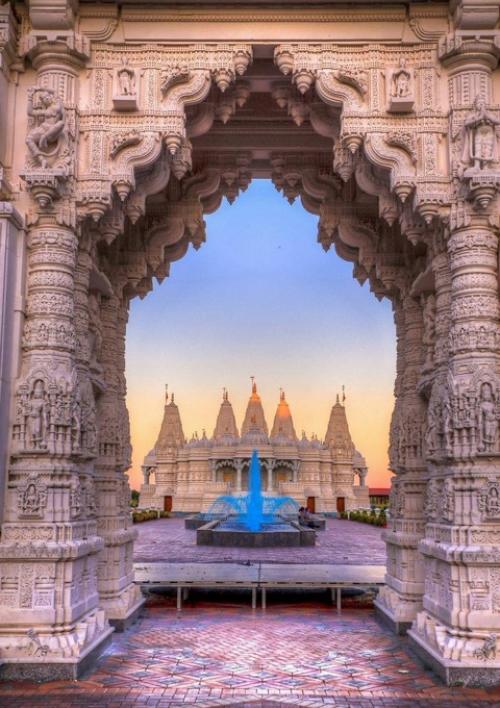 Грандиозные каменные арки, сделанные вручную с ювелирной точностью и высочайшим художественным мастерством. 03