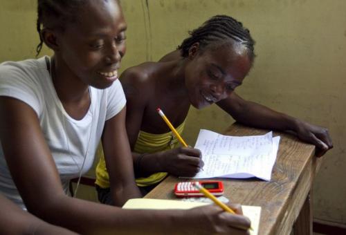 Ученый: женщинам выгодно быть безграмотными.