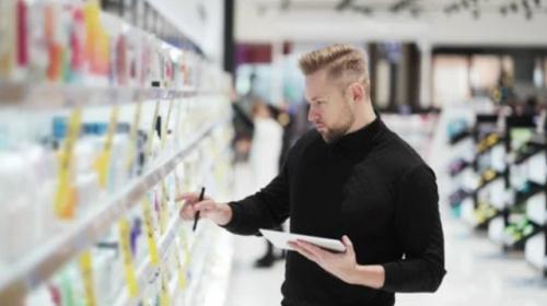 Российские мужики начали массово скупать сыворотки против выпадения волос и патчи. 

