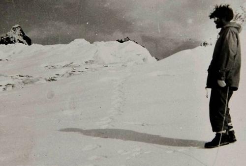 В Гималаях засняли цепочку следов йети. 03
