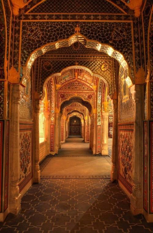 Грандиозные каменные арки, сделанные вручную с ювелирной точностью и высочайшим художественным мастерством. 01