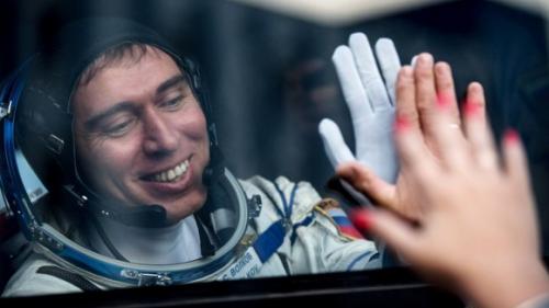 Космонавт волков с мкс публикует фото городов по просьбам из соцсети. 
