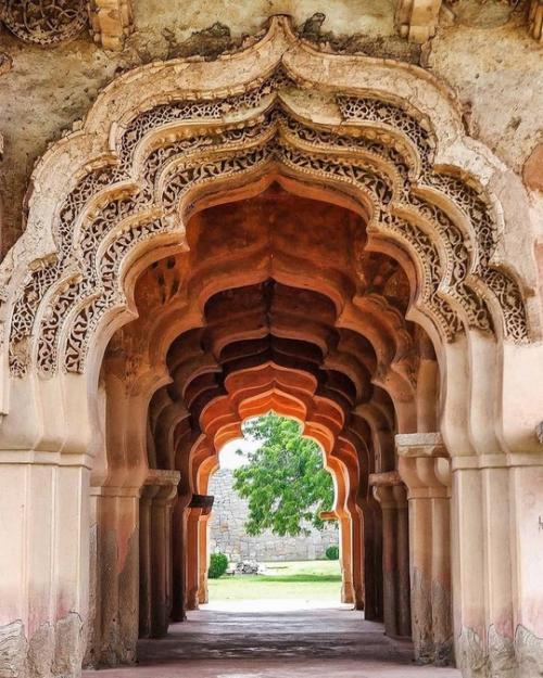 Грандиозные каменные арки, сделанные вручную с ювелирной точностью и высочайшим художественным мастерством. 02