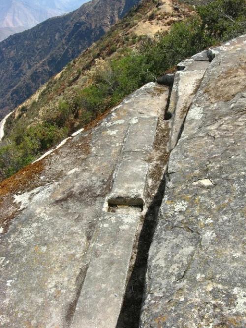 Каха - руми.  Загадочные Каменные Ящики в горах перу. 06