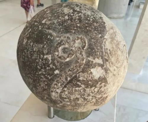 Мраморная сфера диаметром 30 см, найденная в 1866 году.
