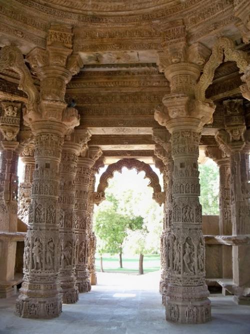 Грандиозные каменные арки, сделанные вручную с ювелирной точностью и высочайшим художественным мастерством. 05