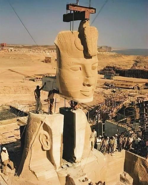 На этой фотографии запечатлены монументальные усилия по перемещению культовых храмов Абу - симбел в Египте в 1960-х годах.  