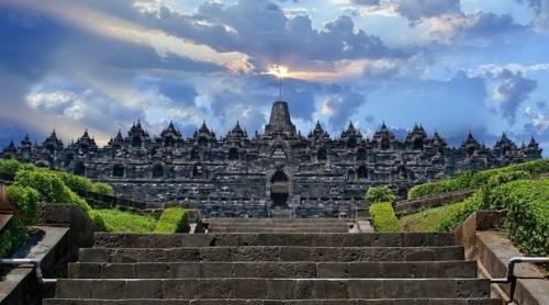 Боробудур - древнее сооружение, сравнимое с пирамидой Хеопса, по высоким технологиям строительства. 03