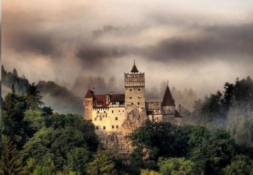 Обитель Дракулы.  Уникальный замок бран в Румынии часто называют обителью нечисти и зла. 07