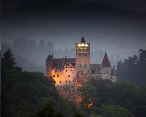 Обитель Дракулы.  Уникальный замок бран в Румынии часто называют обителью нечисти и зла. 04