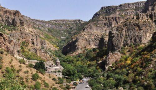 Монастырь гегард.   Народная мудрость учит, что свято место пусто не бывает …. 02