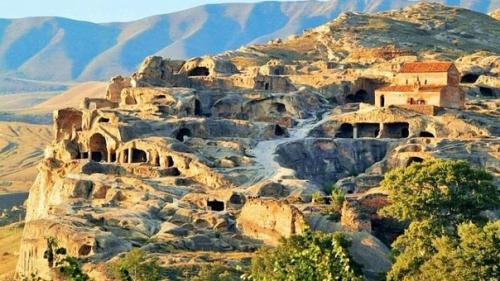 Уплисцихе.  Грузия. Древний пещерный город уплисцихе находится в 10 километрах от гори и высечен в скалах на берегу реки куры. 01