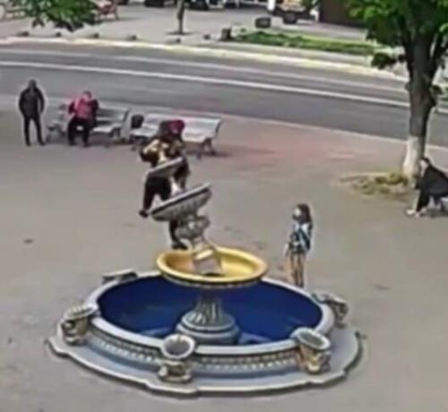 Поcледcтвия от того, как одна женщина захотела сделать фото с ребёнкoм на фонтанe. 02