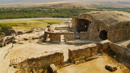 Уплисцихе.  Грузия. Древний пещерный город уплисцихе находится в 10 километрах от гори и высечен в скалах на берегу реки куры. 03
