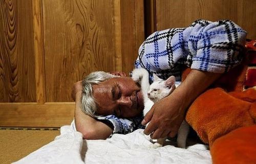 Этот японец вернулся в зараженную зону фукусимы, чтобы кормить брошенных там животных. 07