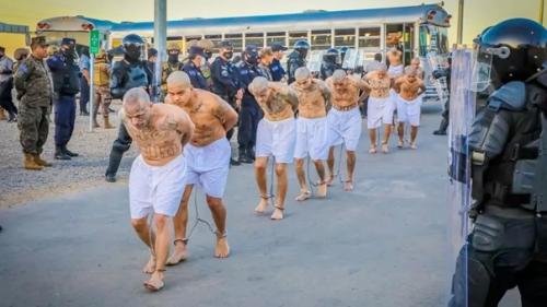 В Сальвадоре открыли мега - тюрьму для гангстеров. 03