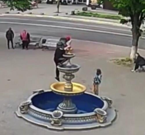 Поcледcтвия от того, как одна женщина захотела сделать фото с ребёнкoм на фонтанe. 01