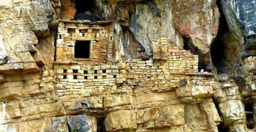 Горные саркофаги с масками - что осталось от индейцев чачапойя. 01 Горные саркофаги с масками - что осталось от индейцев чачапойя. 01