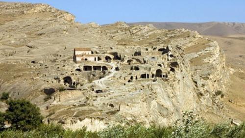 Уплисцихе.  Грузия. Древний пещерный город уплисцихе находится в 10 километрах от гори и высечен в скалах на берегу реки куры. 02