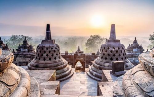 Боробудур - древнее сооружение, сравнимое с пирамидой Хеопса, по высоким технологиям строительства. 05