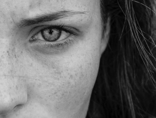 Зависть.

Зависть - это сравнение себя с другими, признавая, что они являются в жизни победителями, а мы - проигравшими.  