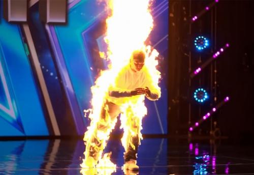 В Англии мужчина кубик рубика в огне собрал. 02